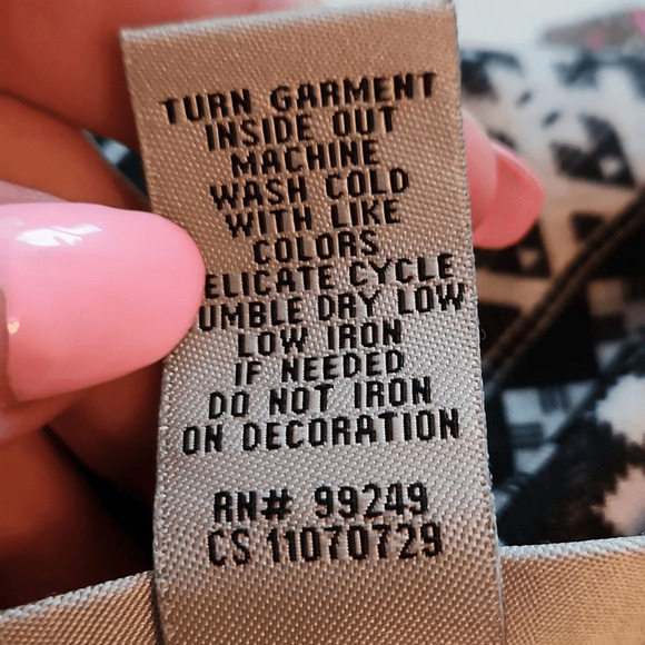 Catherines Black and White Geometric Print Sequin Top w/Pink Trim 1X (3097) - Picture 5 of 5